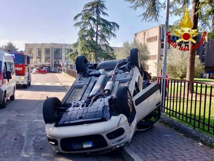 vvf-auto-ribaltata-1.jpeg