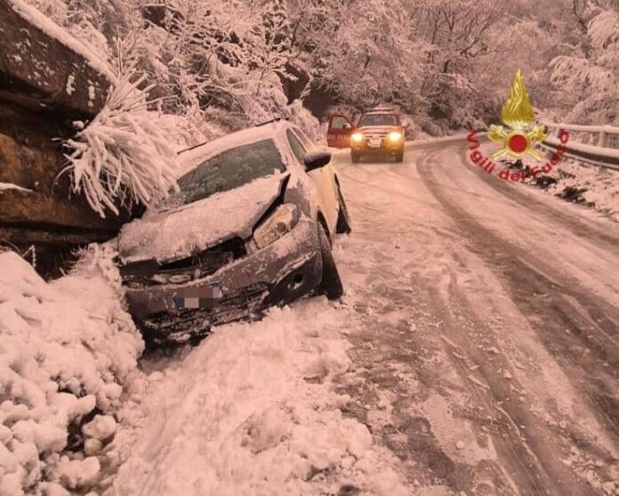 vvf-neve-auto-fuori-strada.jpeg