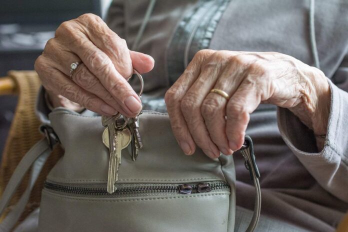 Parkinson_mani-anziani.jpg