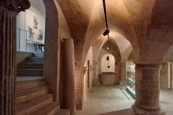 Anghiari-AR.-Palazzo-Taglieschi.-Sala-con-i-reperti-dellAntichita-romana.jpg