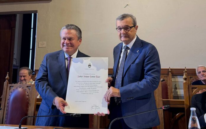 Sansepolcro-dona-la-Cittadinanza-Onoraria-a-Javier-Arturo-Ferrer-Baez-scaled.jpeg